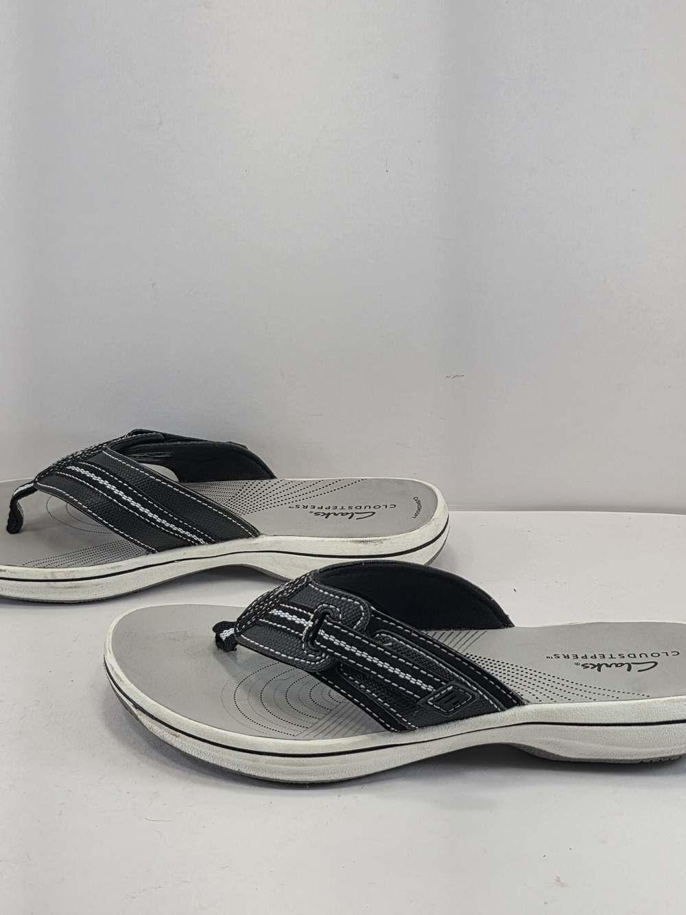 Clarks Cloudsteppers Women’s 7 Black Thong Sandals Cushion Soft Comfort - Picture 5 of 9